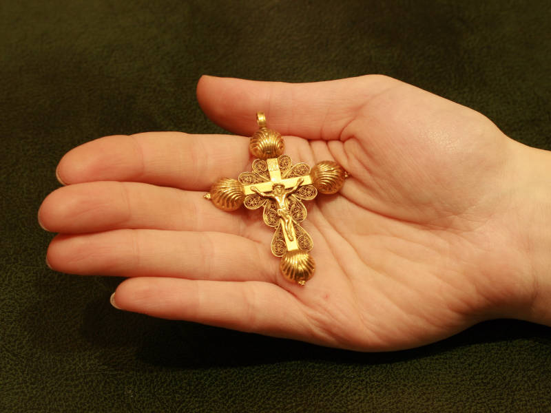 18th Century French cross in filigree gold with good readable hallmarks (image 4 of 5)